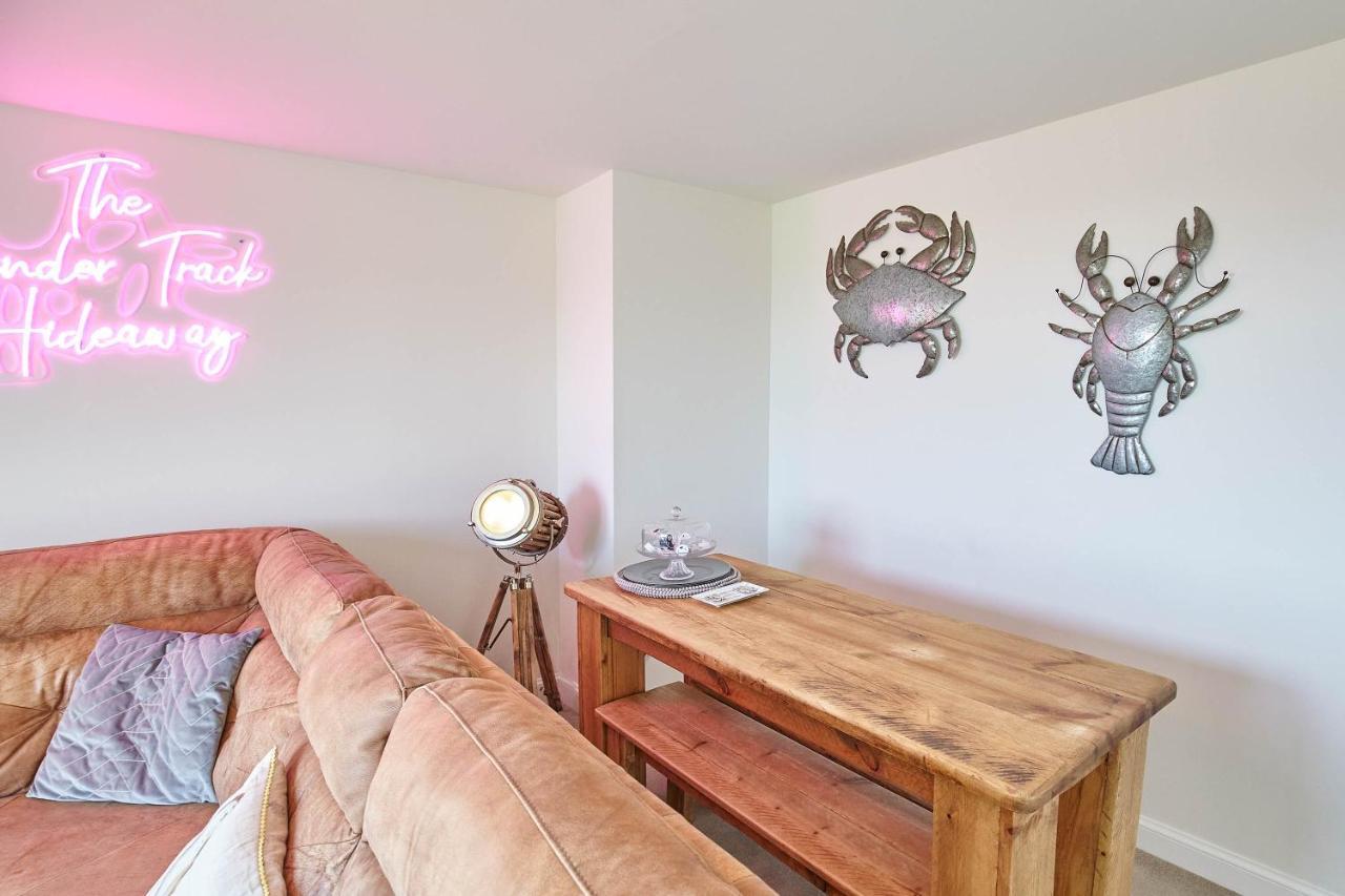 Host & Stay - The Cinder Track Hideaway Whitby Ngoại thất bức ảnh